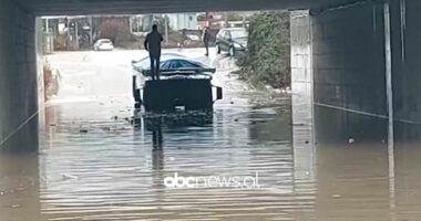 VIDEO/ Kamioni bllokohet në rrugë në Mamurras, shoferi ngjitet sipër për t’i shpëtuar ujit