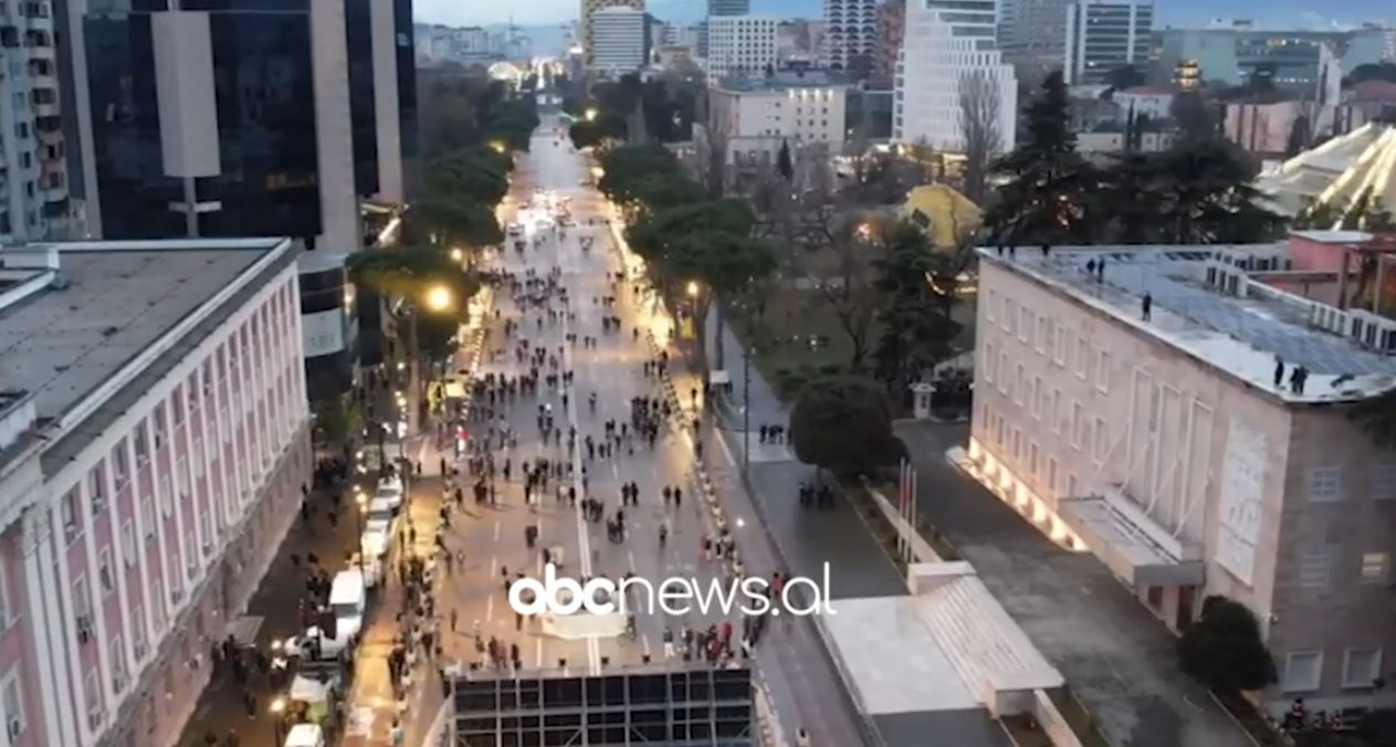 Pamjet me dron  Ora shënon 17 00  por sheshi   thuajse bosh  Demokratët braktisin Sali Berishën