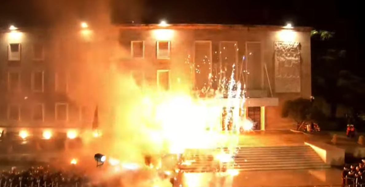 Protesta e PD  Skenari i njëjti  pas fjalës së Berishës  grupi i molotovit i drejtohet kryeministrisë