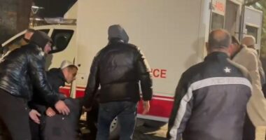 Lëndohet një protestues dhe një efektiv/ Mbështetësit hodhën molotov drejt kryeministrisë dhe Policisë