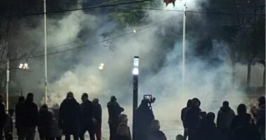 Përplasje para Kuvendit/ Protestuesit përplasen me Policinë