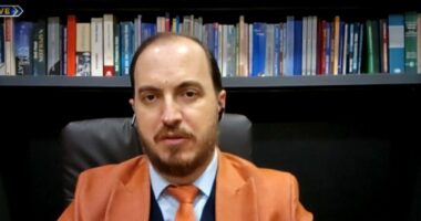 Burg kush prek gazetarët/ Avokati Hoxha: Mbrojtja ligjore e gazetarëve forcon pushtetin e medias