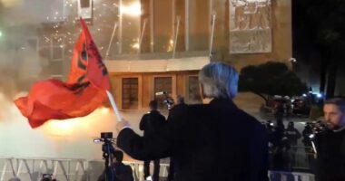 Si paguajmë fishekzjarrët e PD/ KQZ ndan fondet për partitë, PD merr miliona lekë për… molotovë