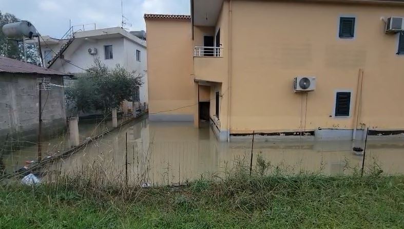 Vijon problematike zona e ish Kënetës  Durrës  67 familje të evakuuara nga përmbytja e banesave