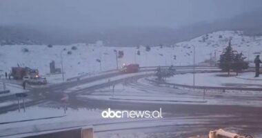 VIDEO/ Reshje dëbore në zonat malore të Elbasanit, mungon energjia elektrike në disa zona