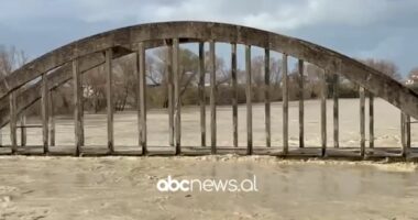 VIDEO/ Ura e Mifolit thuajse e mbuluar nga uji, evakuohen disa familje