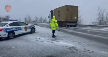 Ngricat, probleme në qarkullim/ Policia apel shoferëve: Përdorni goma dimërore dhe zinxhirë