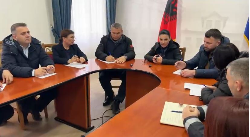 Ministrja Belinda Balluku mbledh Shtabin e Emergjencave Civile në Fier  Vjosa mbetet zona më problematike