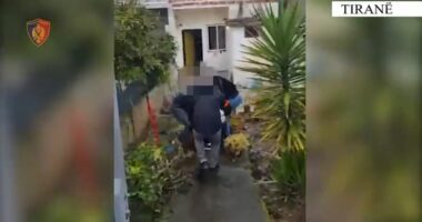 Kërcënoi shitësen me thikë dhe vodhi paratë në market/ Arrestohet 40-vjeçari në Tiranë