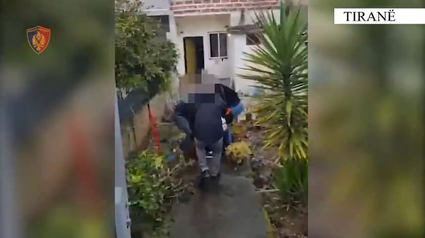 Kërcënoi shitësen me thikë dhe vodhi paratë në market  Arrestohet 40 vjeçari në Tiranë