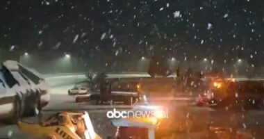 VIDEO/ Reshje dëbore intensive në Qafë Thanë, borëpastrueset në terren