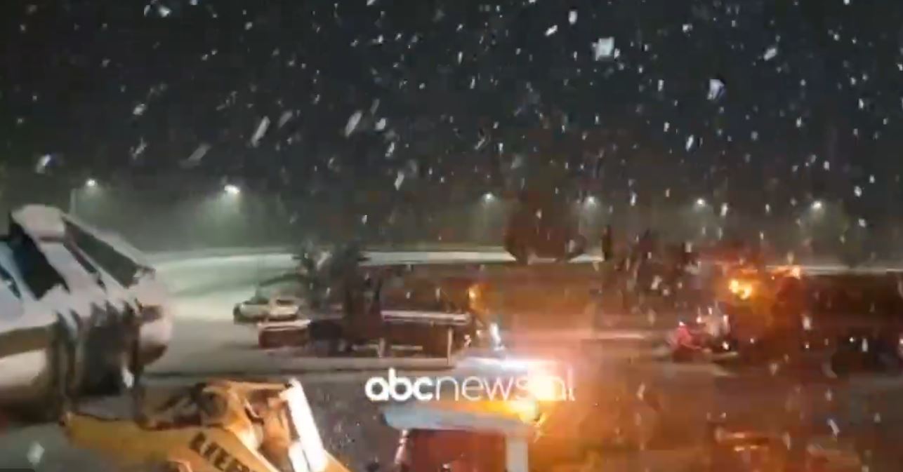 VIDEO  Reshje dëbore intensive në Qafë Thanë  borëpastrueset në terren