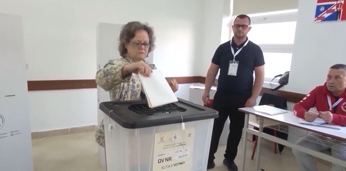 Sondazhi  Të rinjtë nuk preferohen më  Zëri i Shqiptarëve  PS e para  PD 18 pikë më poshtë