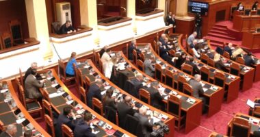 Të rinj në Kuvend, të vjetër në sjellje/ Deputetët e partive të reja, apati dhe heshtje