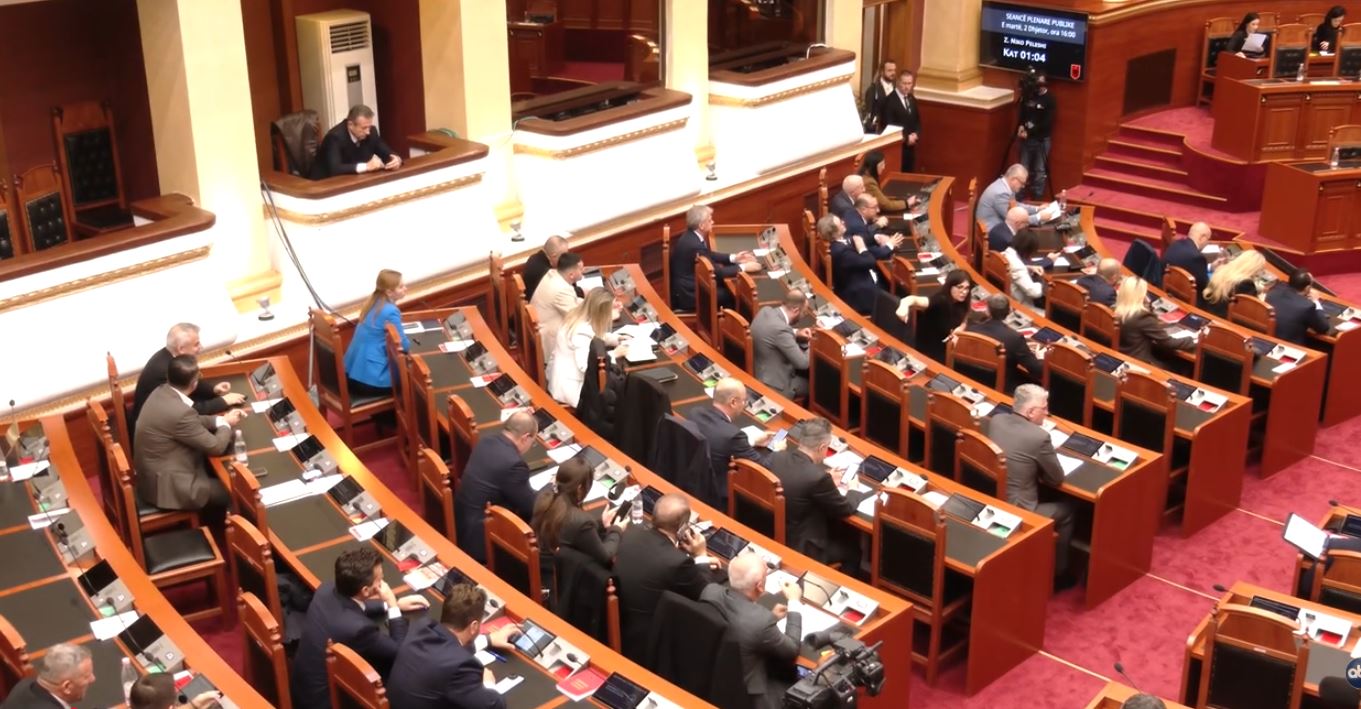 Të rinj në Kuvend  të vjetër në sjellje  Deputetët e partive të reja  apati dhe heshtje