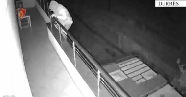 VIDEO/ Kamerat kapin matin “skifterin” e Durrësit, 29-vjeçari autor i 8 vjedhjeve