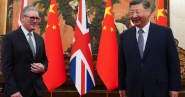 Londra kthen sytë nga Pekini/ Takimi Xi-Starmer mes buzëqeshjes dhe interesit