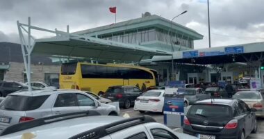 Emigrantët kthehen pas festave në Greqi, radhë të gjatë në Kakavijë, pala greke me dy sportele