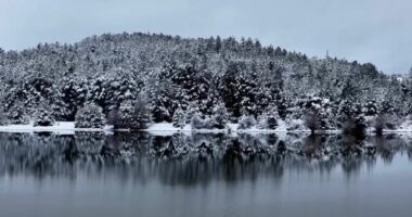Kryeministri Edi Rama ndan pamje panoramike nga Kolonja e mbuluar me dëborë