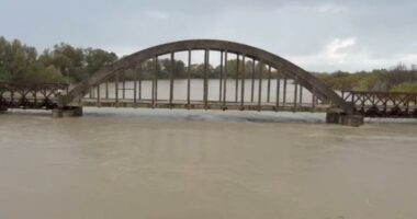 Reshjet e dendura të shiut/ Rritet niveli i lumit Vjosa