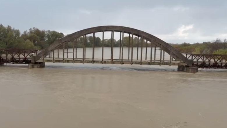 Shqipëria nën pushtetin e motit të keq  Rritet niveli lumit Vjosa në Urën e Mifolit  shkon në 5 9 metra