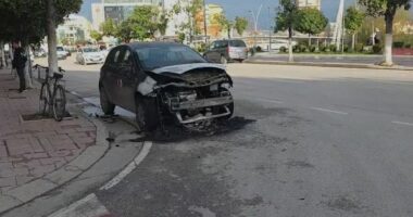 Fier/ Përfshihet nga flakët automjeti, shkak një defekt teknik