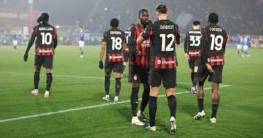 Milan bën “djallin/ Kuqezinjtë fituan me përmbysje 3-1 në Como, mbeten për titull