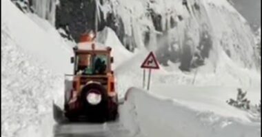 Temperaturat e ulëta, ortek bore në Qafë Thore/ Ndërpritet qarkullimi, deri në një moment të dytë