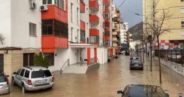 Përmbytje në Lezhë/ Bllokohen disa rrugë,  pezullohet mësimi në disa shkolla