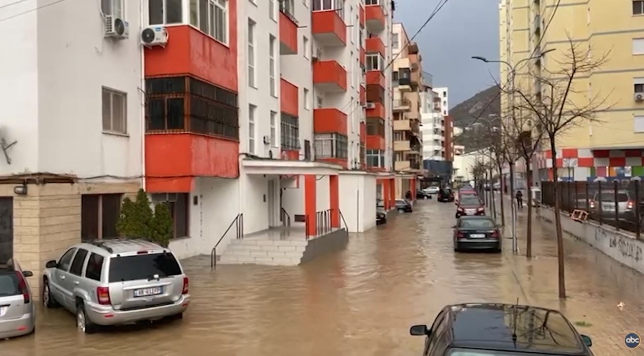 Përmbytje në Lezhë  Bllokohen disa rrugë  pezullohet mësimi në disa shkolla