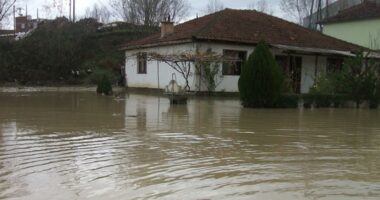 Mungesa në ujë e ushqime/ Banorët e fshatit Miliska: Prej 4 ditësh nën pushtetin e ujit dhe të izoluar në banesa