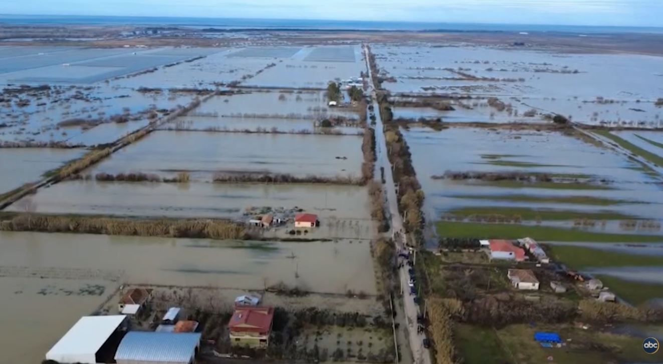 Semani tërhiqet në shtrat  Fier  banorët presin bazë ushqimore për bagëtitë