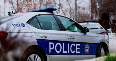Të shtëna me armë zjarri në Deçan/ Plagosen tre persona, arrestohet autori i dyshuar