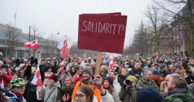 VIDEO/ Shpërthejnë protesta në Danimarkë dhe Groenlandë kundër Trump