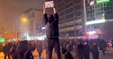 “Ata vazhduan të vrisnin”/ Dëshmitarët okularë përshkruajnë shtypjen e përgjakshme të protestave në Iran