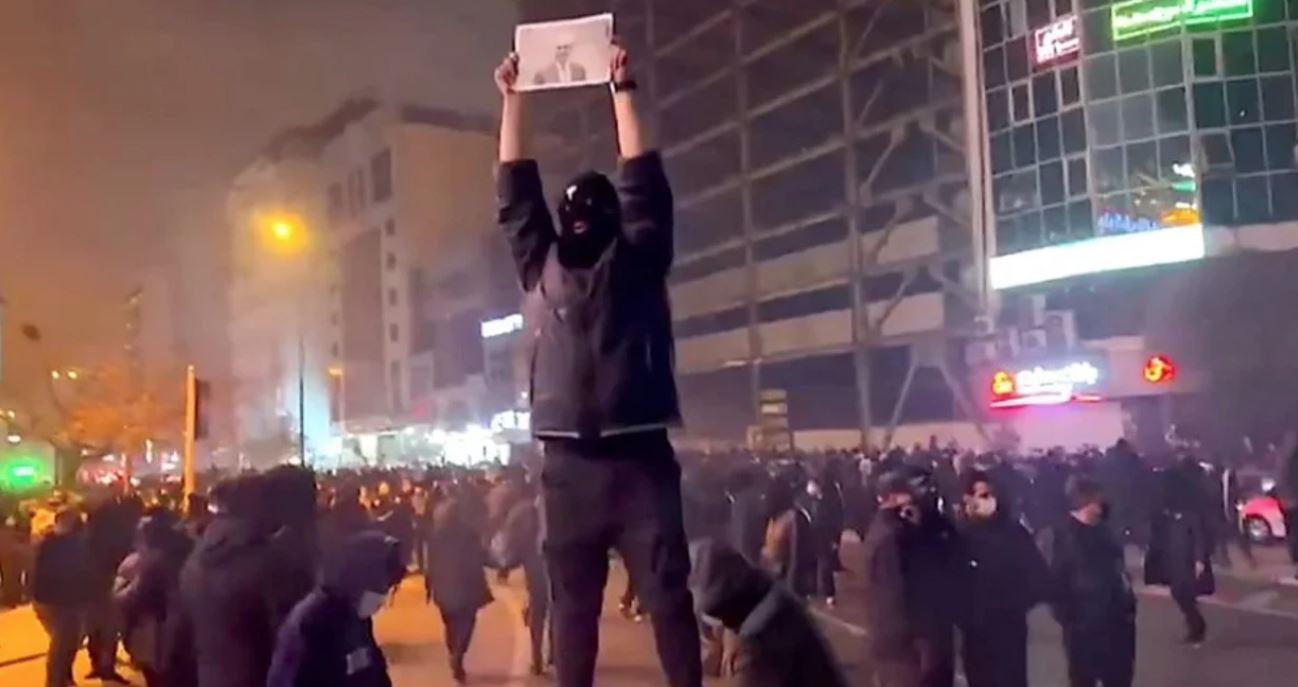  Ata vazhduan të vrisnin   Dëshmitarët okularë përshkruajnë shtypjen e përgjakshme të protestave në Iran