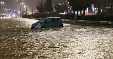 Stuhia godet Greqinë/ Athina përmbytet nga reshje rekord, dy persona humbin jetën