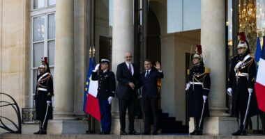 VIDEO/ Samiti i ‘Koalicionit të Vullnetmirëve’ për Ukrainën, Rama pritet nga Macron