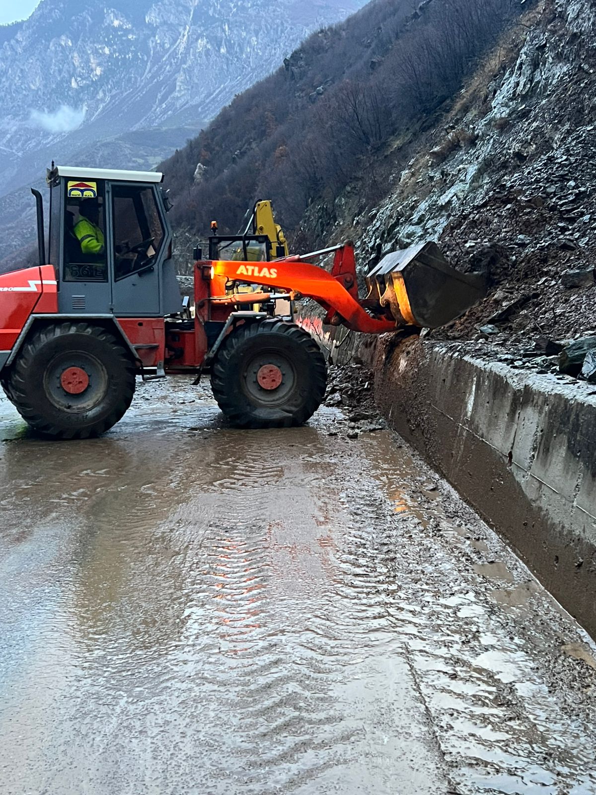 Gurë dhe rrëshqitje dherash në aksin Kukës Shishtavec  situata në monitorim