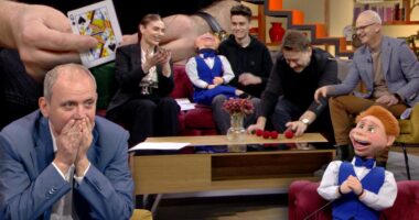 Babë, bir dhe një kukull që “flet”: Dinastia Bushi që mahniti SHBA-në dhe po çmend Shqipërinë