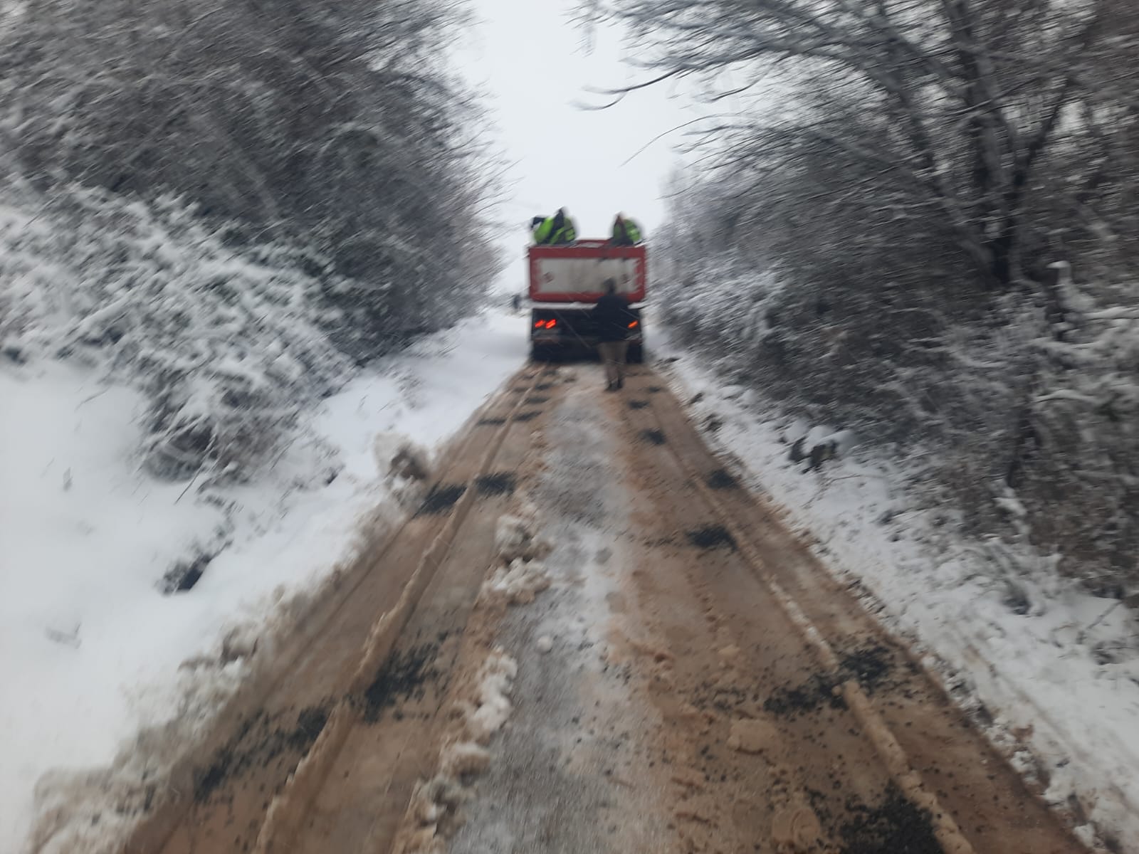 Rrugët në Elbasan të kalueshme  5 fadroma  2 borëpastruse dhjetëra punonjës të angazhuar për pastrimin e akseve