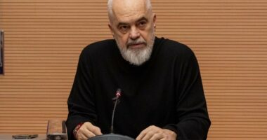 “Procesi i zhdëmtimit të jetë i drejtë dhe efikas”/ Rama: Deputetët të jenë të pranishëm në zonat e tyre, pranë njerëzve dhe jo zgjedhësve!