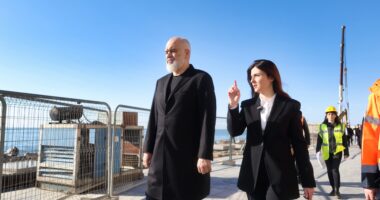 Pas takimit me kryebashkiakët, Rama inspekton punimet në shëtitoren “Taulantia”
