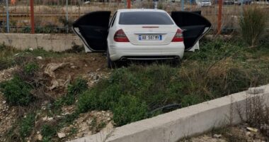 Aksident në aksin Vlorë-Orikum/ Makina del nga rruga, lëndohet shoferja dhe 16-vjeçari