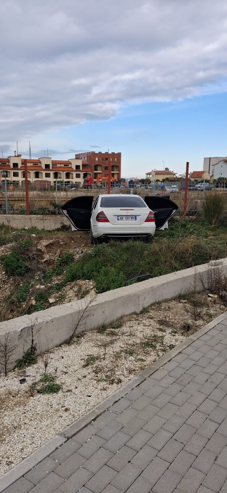 Aksident në aksin Vlorë Orikum  Makina del nga rruga  lëndohet shoferja dhe 16 vjeçari