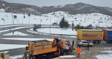 Ishte bllokuar nga bora/ Hapet rruga e Qafë Thanës, nis lëvizja e kamionëve