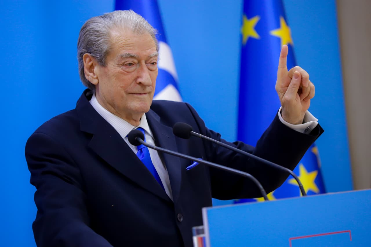 Betejat e Berishës  Vrau Ramaduron me votë  por nuk dorëzohet  Shpresë te protesta