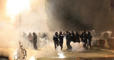 Protesta me molotov/ 11 punonjës policie marrin ndihmë mjekësore