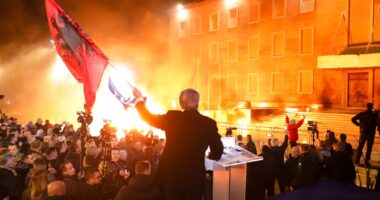 PD në protestën e “kilometrit të fundit”/ Berisha mbledh mbështetësit, hedhin molotov drejt kryeministrisë