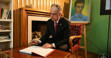 “Muza e Kadaresë ishte Shqipëria”, Begaj vizitë në Shtëpinë Muze të shkrimtarit në 90-vjetorin e lindjes